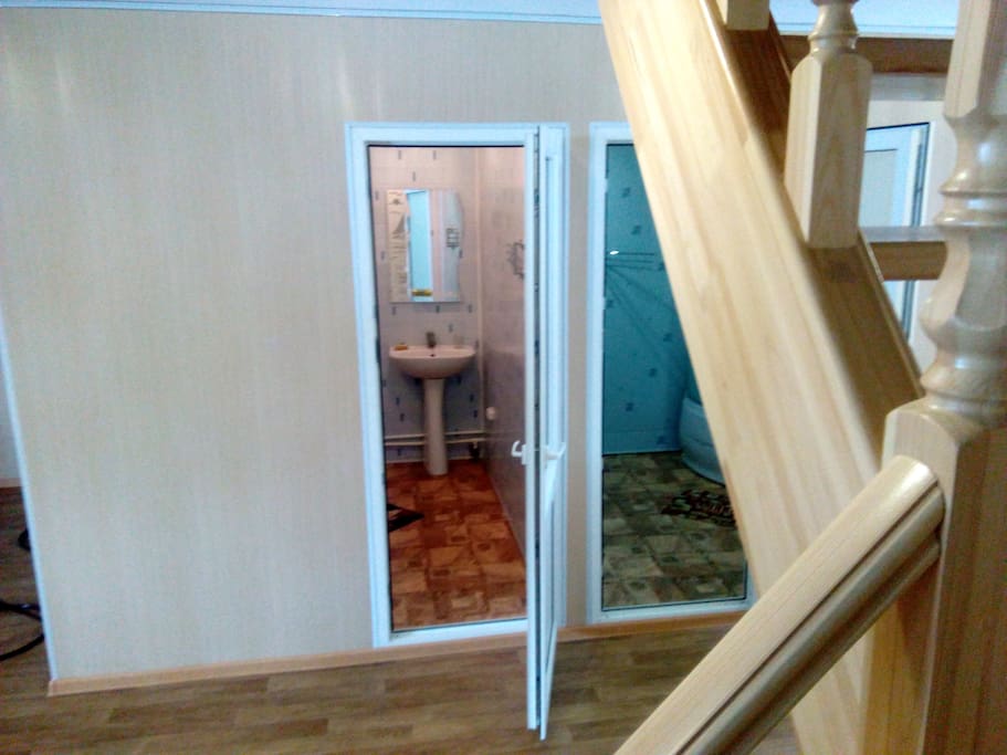 Вид санузлов с лестницы на второй этаж.