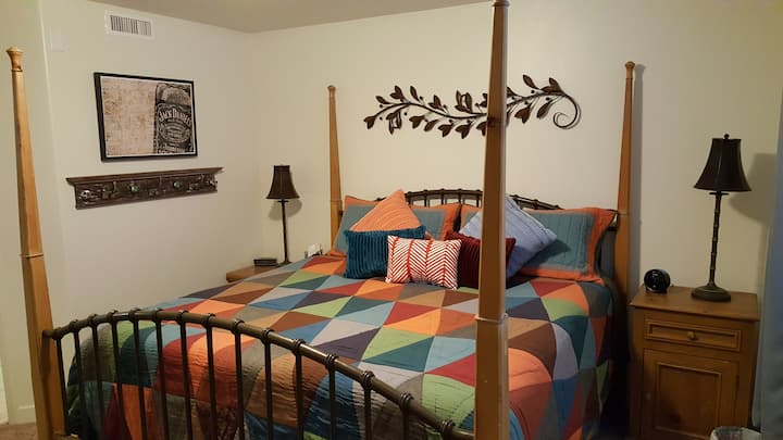 Groot comfortabel kingsize bed in de hoofdslaapkamer.