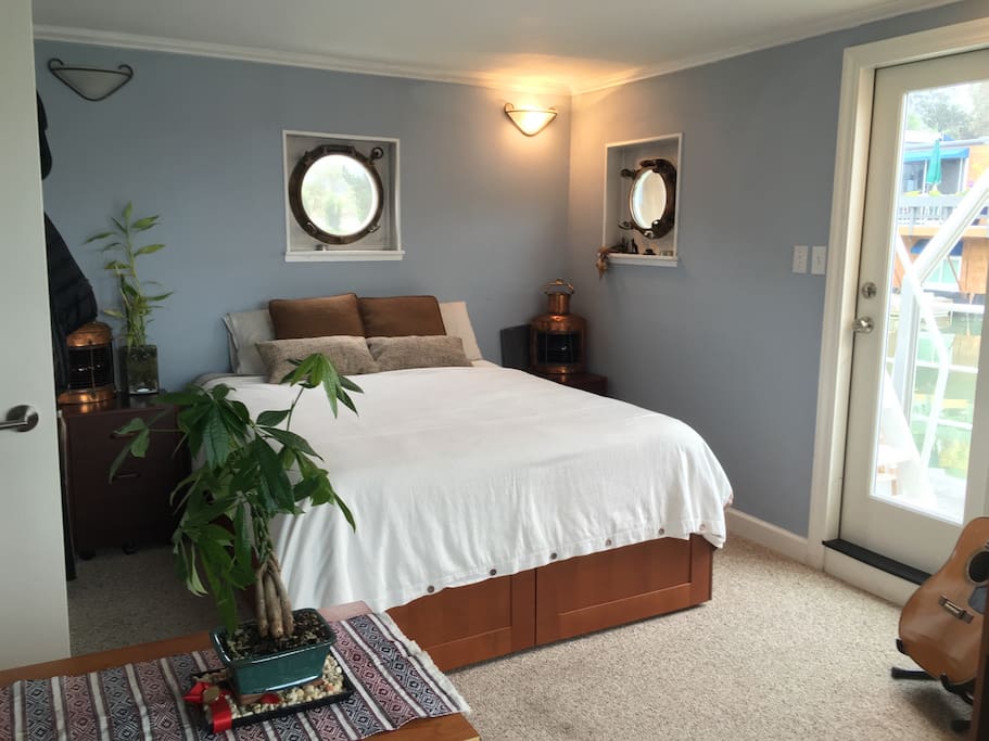 Spacious guest room with private bathroom. Private door to back deck and views of Mt. Tam from your queen bed.