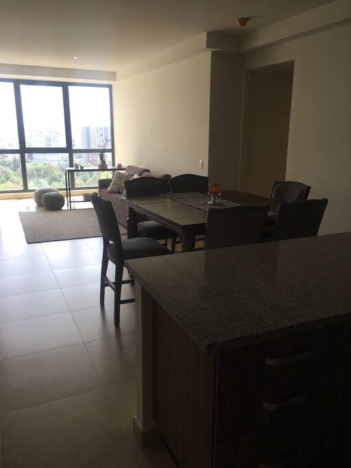 Comedor y sala (en la sala hay un sofa cama) , y una tele con cable disponible) la vista es hermosa