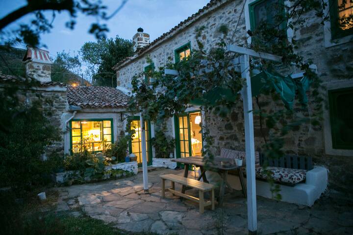 eski bademli koy de benzersiz konumda bir tas ev bademli koyu sehrinde kiralik adalar canakkale turkiye