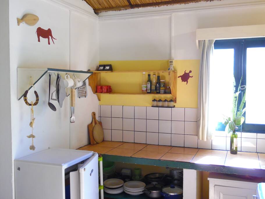Kitchen with basics like oil, salt and pepper and detergent. Cocina, viene con cosas básicos como detergente, sal, aceite.