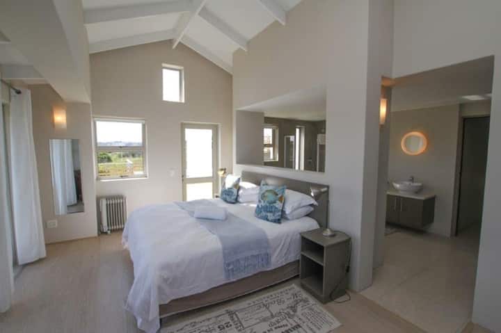 เตียงใหญ่พร้อมห้องน้ำในตัวและห้องสุขาแยกต่างหาก