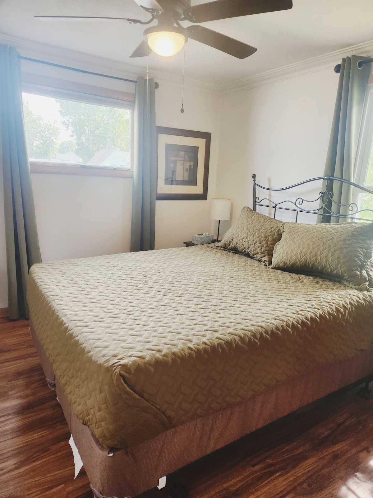 二楼标准双人床卧室，配有吊扇和智能电视，增加了舒适度。