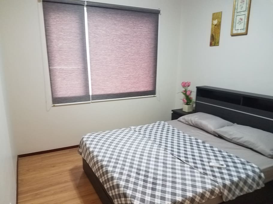 Master Bedroom with Queen Bed
