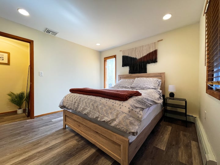 Dormitorio 3: cama tamaño queen.