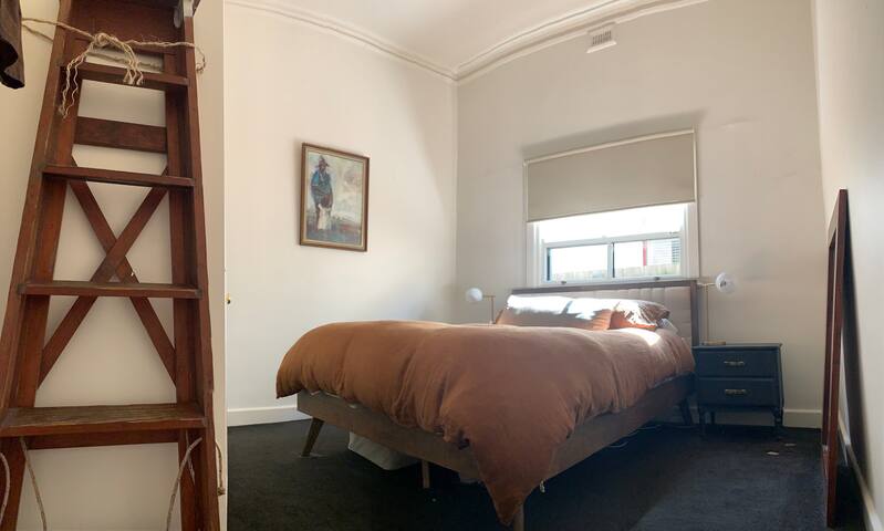 Quant 2 Bedroom Home with parking in Richmond gallery image 2