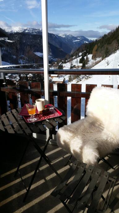 Thé sur le balcon l'après midi