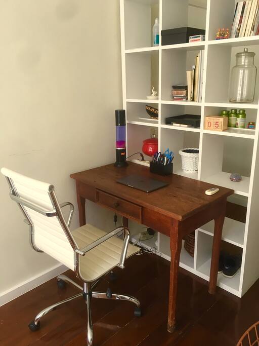 Workspace/Business center w/ very confortable office chair