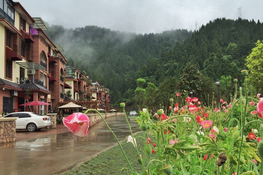 洪家客栈就在这美丽的山景中
