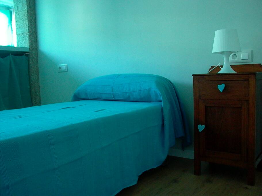 Habitación. hay otra cama nido bajo esta