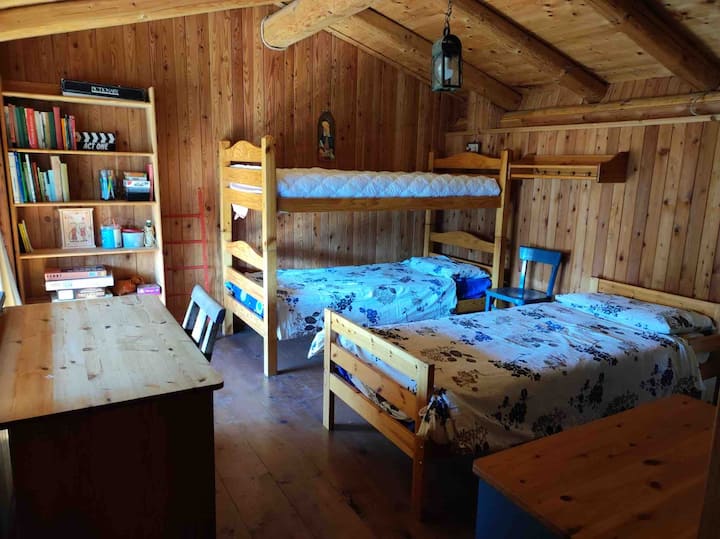 Segundo piso: dormitorio con cama individual y litera