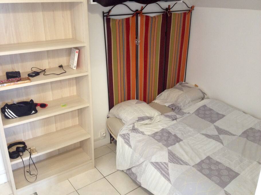 Chambre avec lit double