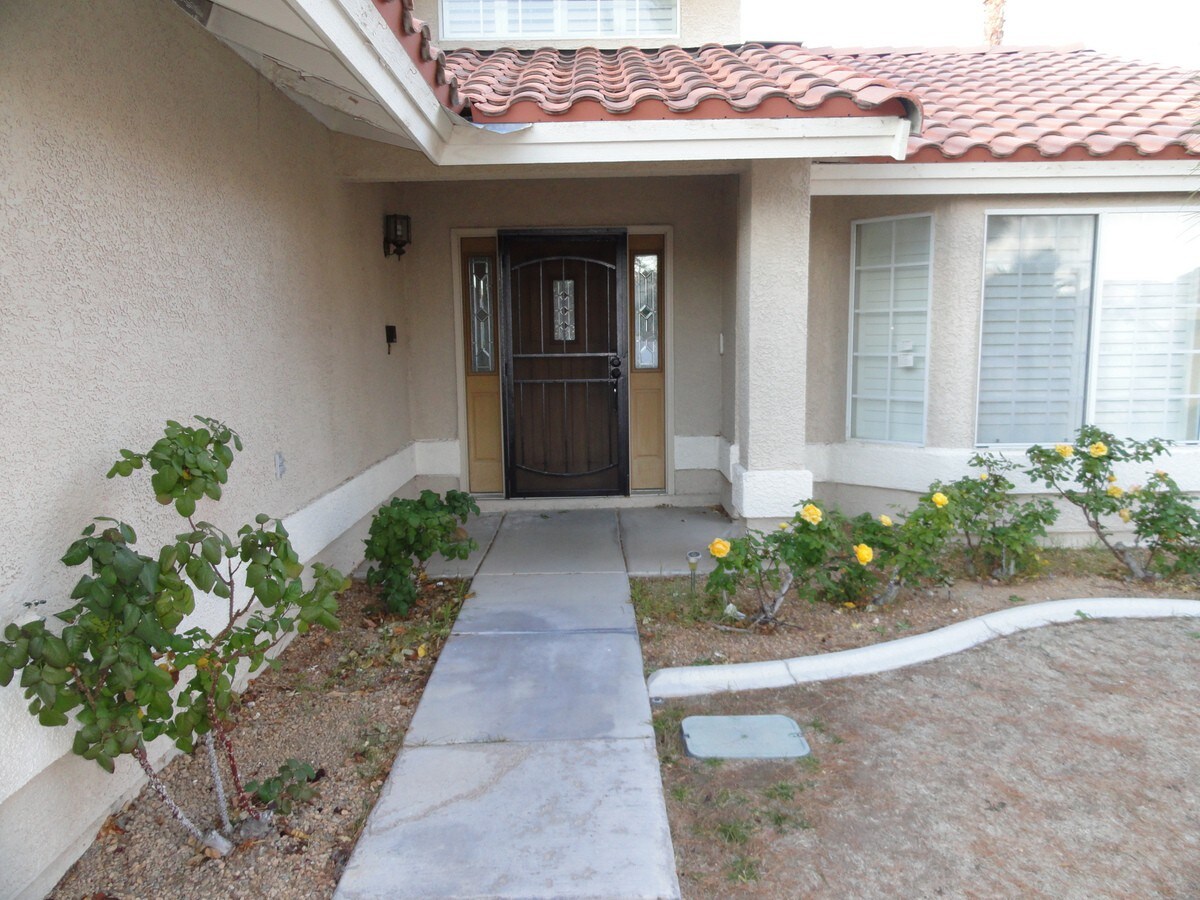 Beautiful 4 Bedroom Home By Summerlin With Pool - Houses For Rent In ...