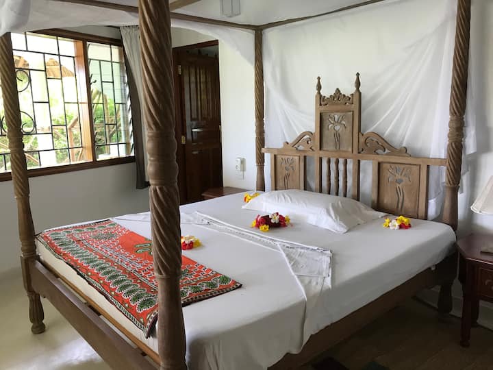 一张标准双人床。 