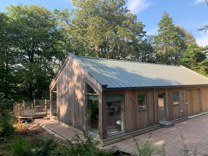 Cosy, modern cottage only a walk from silver sands