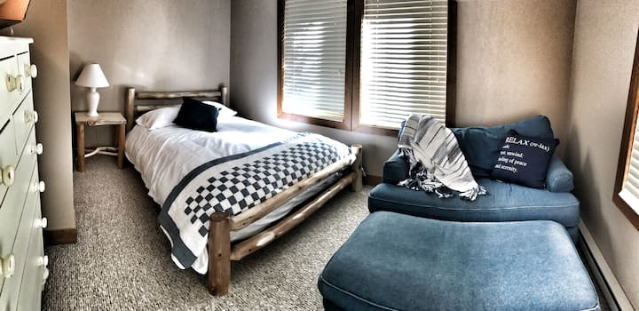 I të 5 dhomave të gjumit, kjo ka një krevat dopio "log queen" të dizajnuar me porosi, një karrige/zonë për t 'u ulur dhe Smart TV