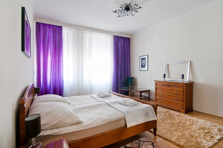 SLEEK, SOPHISTCATED, 77 m2 CITY-CENTER APARTMENT. gallery image 3