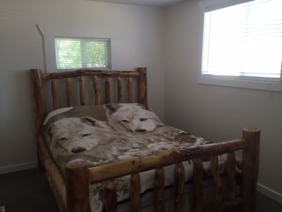 2 nice bedrooms with each a comfortable queen bed