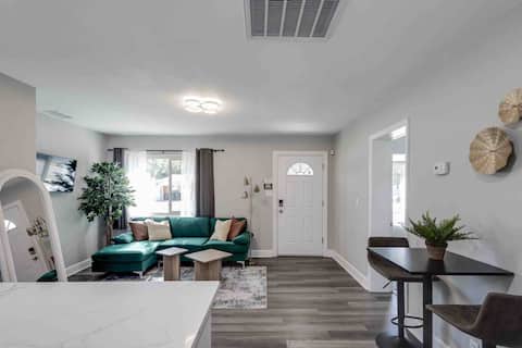 Top Airbnb: South Tampa 3/2 w/Backyard | Sleeps 10! in Gandy