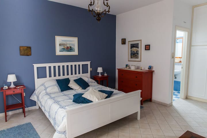 Hlavná spálňa štúdia s dvojlôžkom.