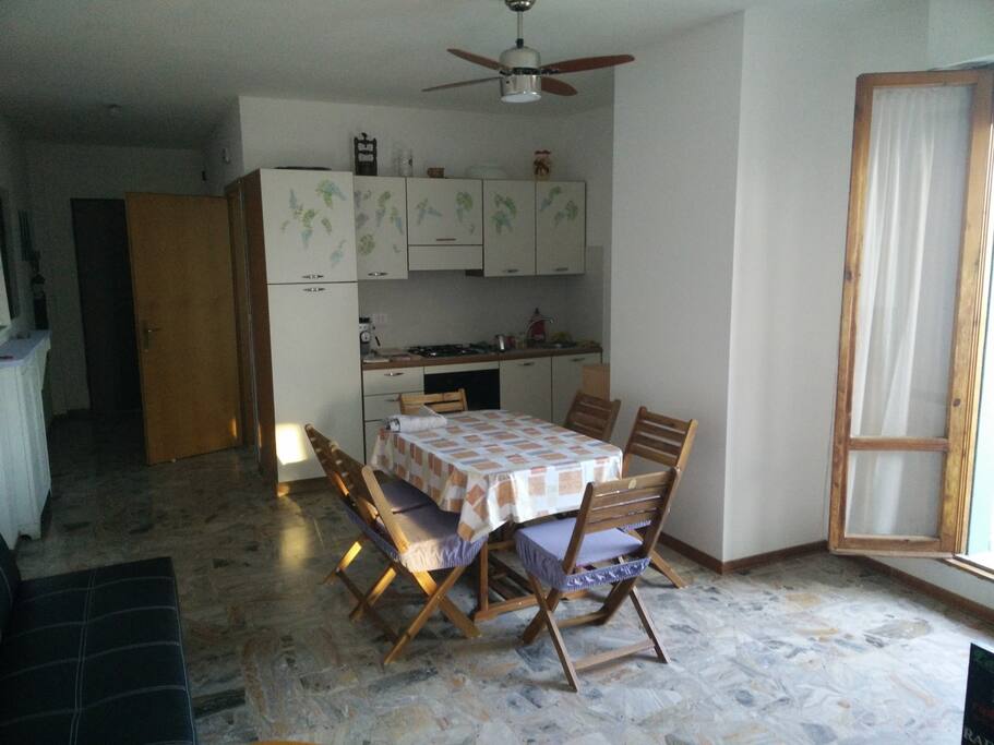 la sala con angolo cucina e visuale verso ingresso camera Mare che dispone di bagno privato