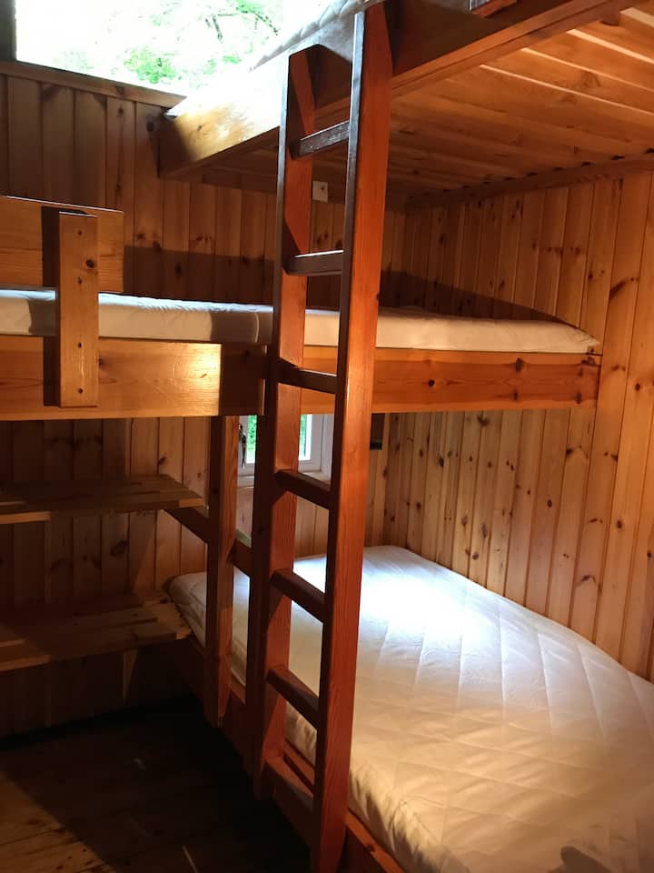 חדר עם שלושה מיטות קומתיים