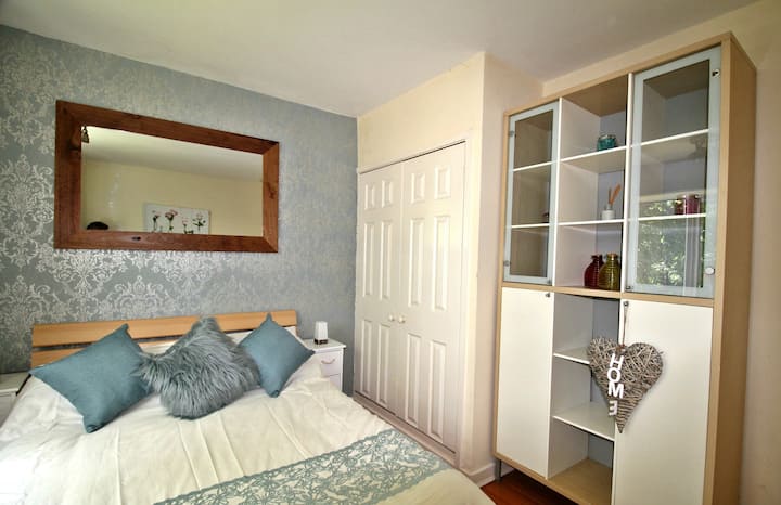 Large Balcony Flat - 2 Double Beds - Town & Races
