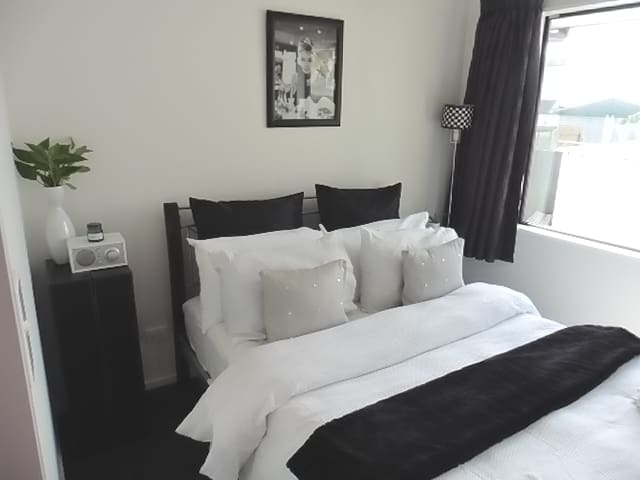 The Monochrome Room - 10min to City