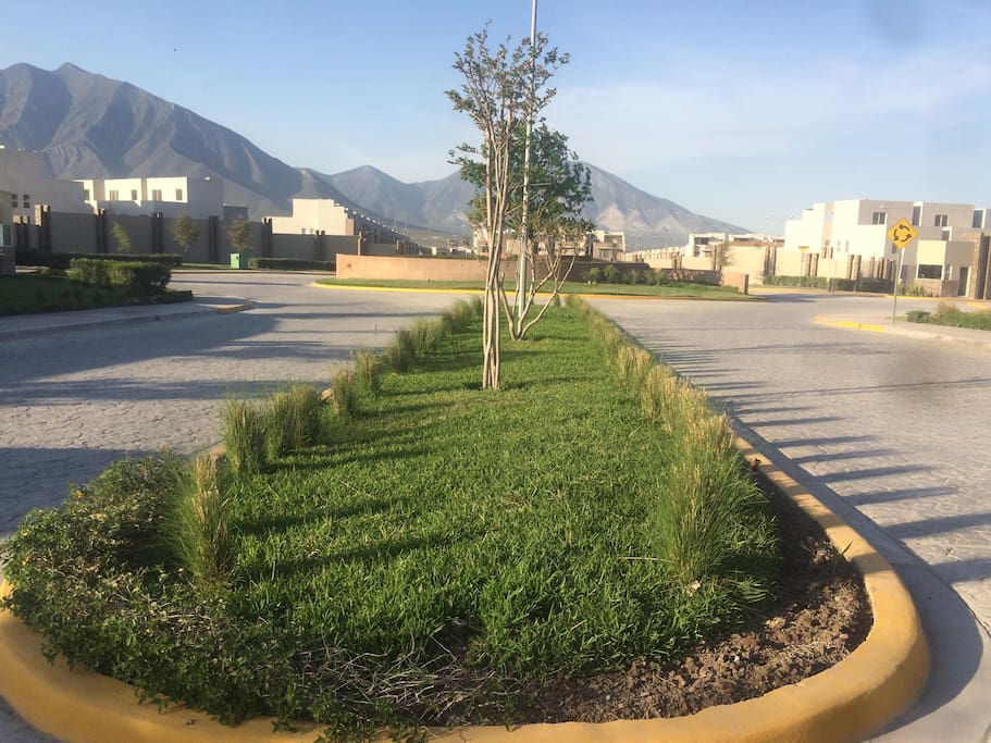 Cumbres La Rioja, a cinco minutos de Plaza Cumbres Monterrey, N.L.
Con parque privado y área para ejercitarse los adultos.