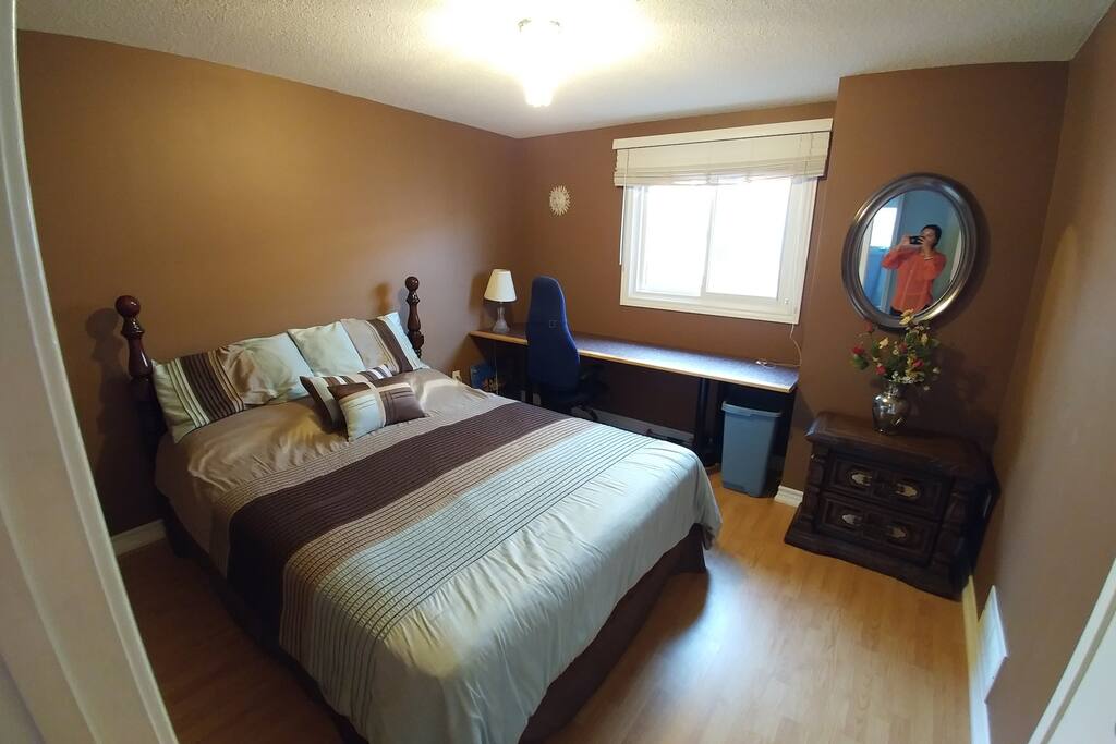 Queen size bed, bedroom 1