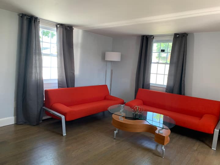 Pet Friendly Hyannis Cottage Walk To Beach &Harbor - Barnstable, MA