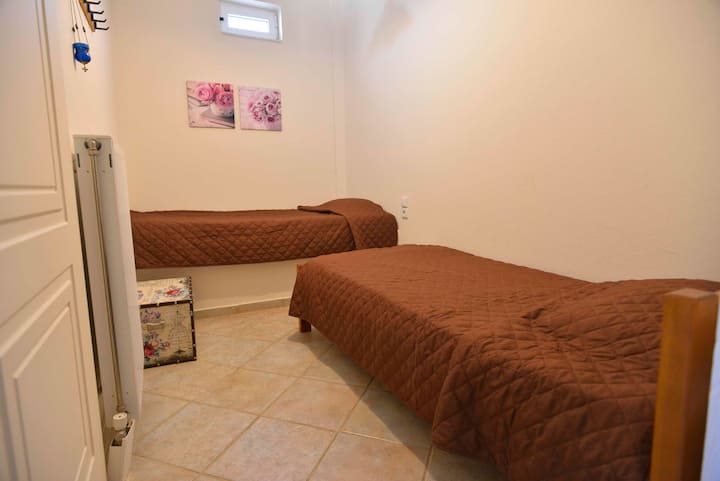 Chumba cha kulala cha ghorofa ya chini chenye nafasi ya kutosha.