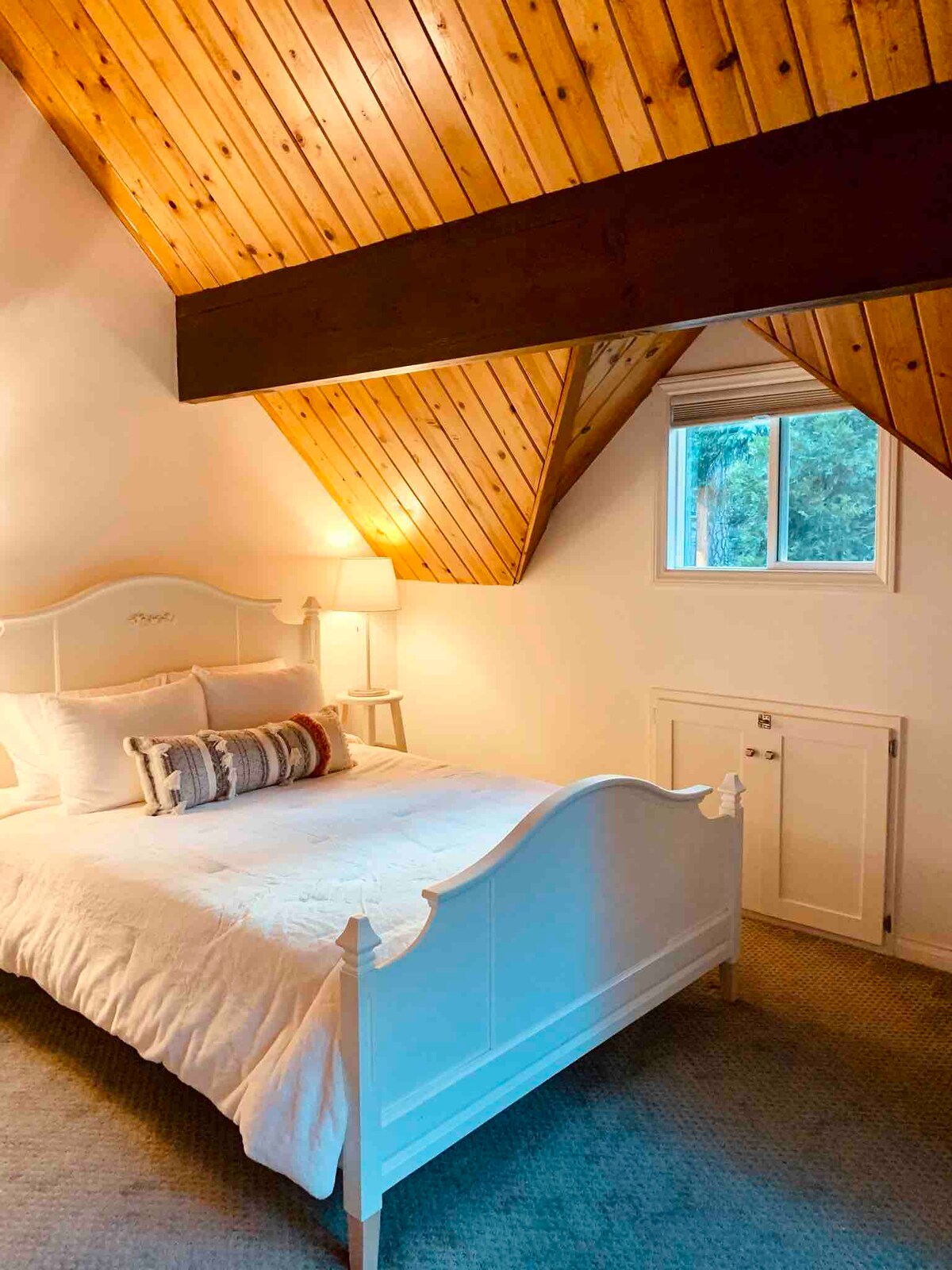 غرفة نوم ثانية ، كاسبر كوين ، عوارض خشبية رائعة ، خزانة ملابس ، خزانة ملابس ، إطلالات ، وشرفة خاصة. 