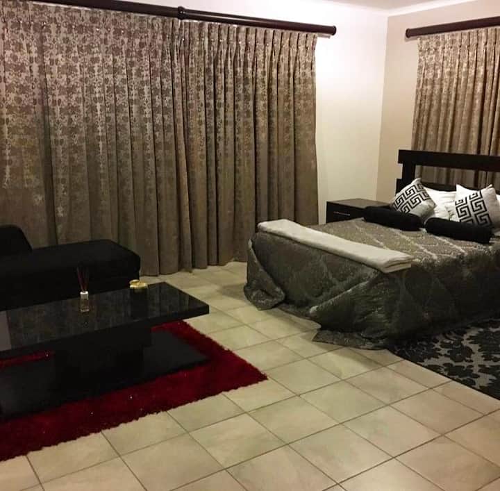 Dhomë gjumi master (me ajër të kondicionuar)