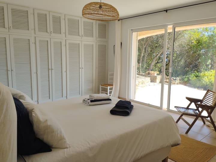 Gran habitación en la planta baja, con vistas al mar, cama Queen size ( 160) y cuarto de baño contiguo.