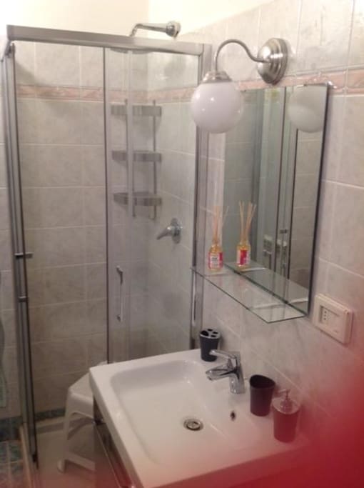 Bagno e doccia da poco ristrutturati