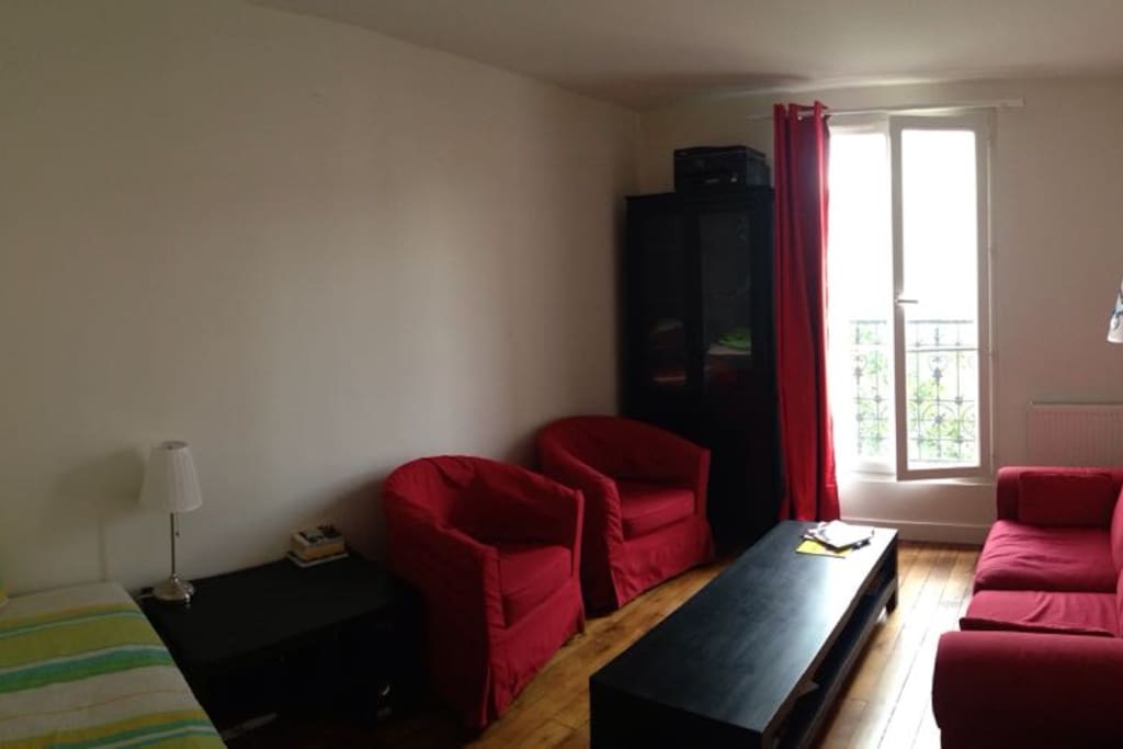 Le salon avec un lit simple