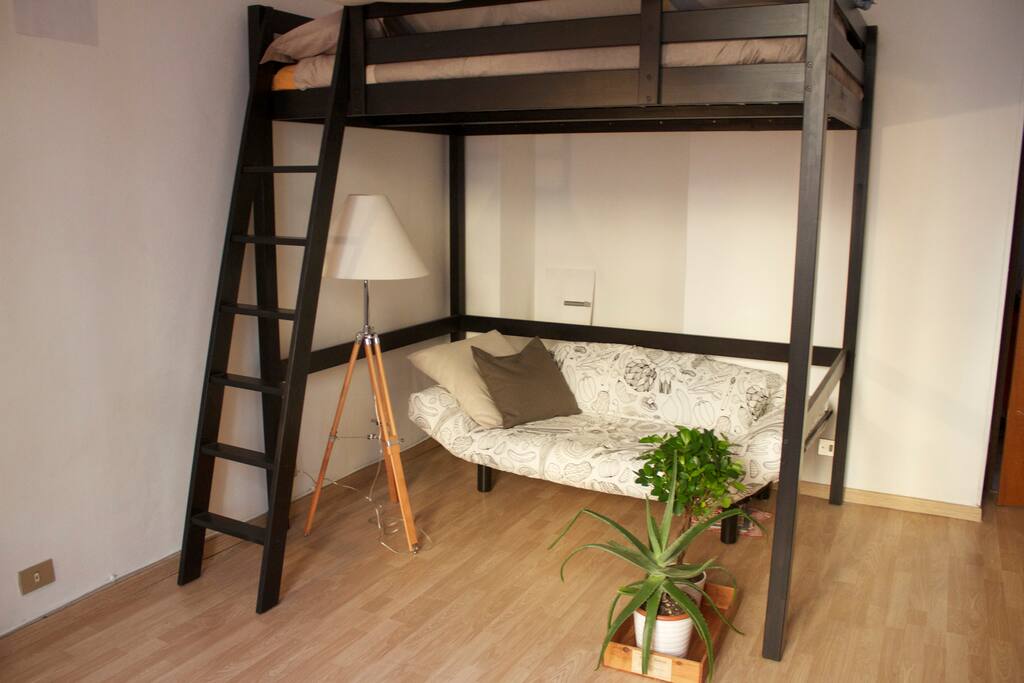 Bedroom:
Qeen-size bunk bed + extra bad (or sofà)