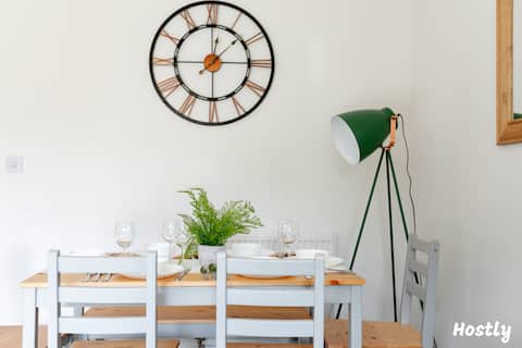 Albatross House, Bright & Comfy - by Angie