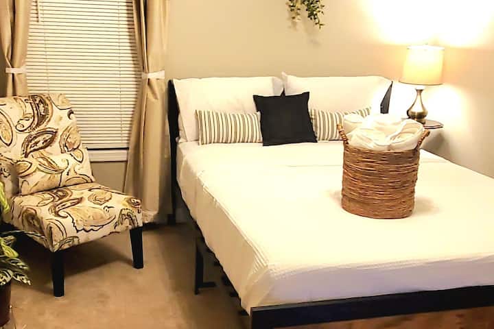 2 - ра спалня с двойно легло queen size с 9 - футови тавани и килер.