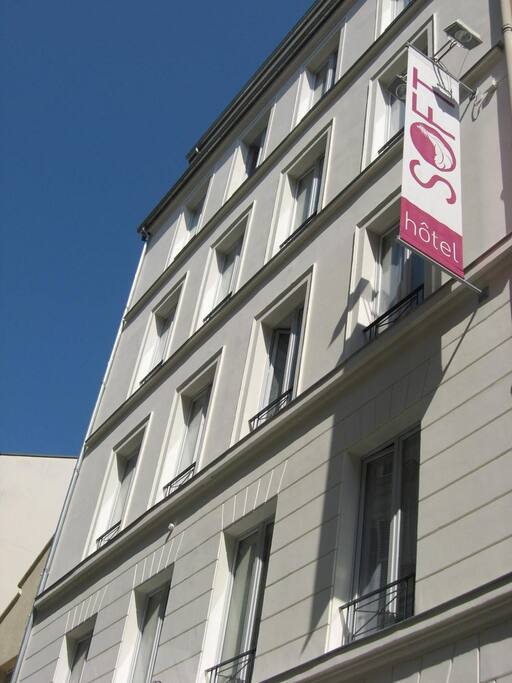 la façade de notre hôtel rénové
face of our hotel removed