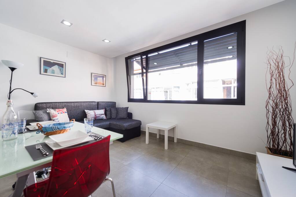Salón Comedor, con gran ventanal insonorizado