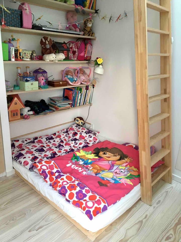 В една от стаите в новата сграда има двойно легло. Качете се по стълбата и стигнете до високо легло с матрак 100x200.