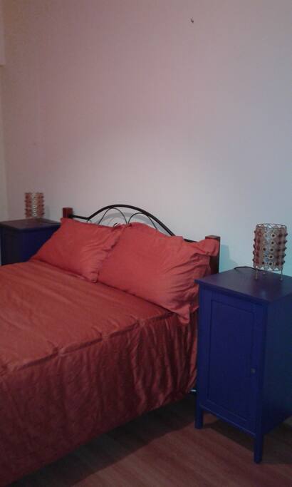 Quarto privado com cama casal e divã.