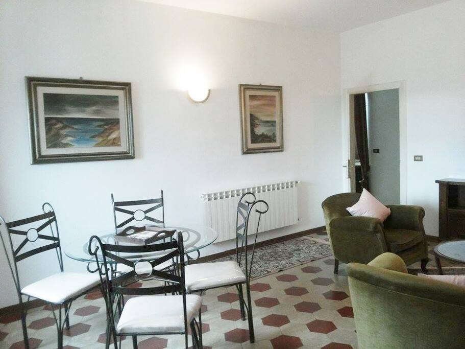 Il salone - The living room