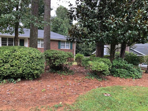 Top performing Airbnb: Lilburn Quiet Peaceful Home in Great Neighborhood in Lilburn