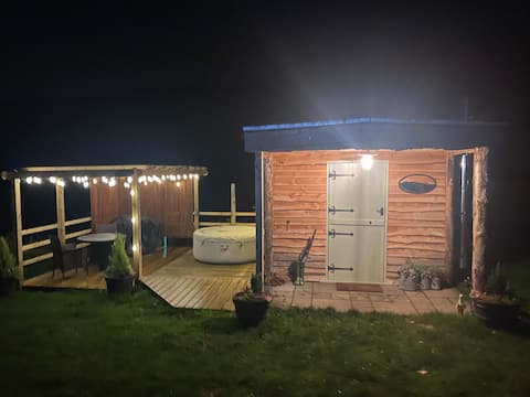 New! The sleeping giant lodge!
Hot tub & Alpacas!