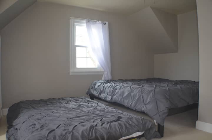 ห้องนอน 4 เตียงคิงไซส์พร้อมเตียงที่มีขาติดล้อเต็มรูปแบบ