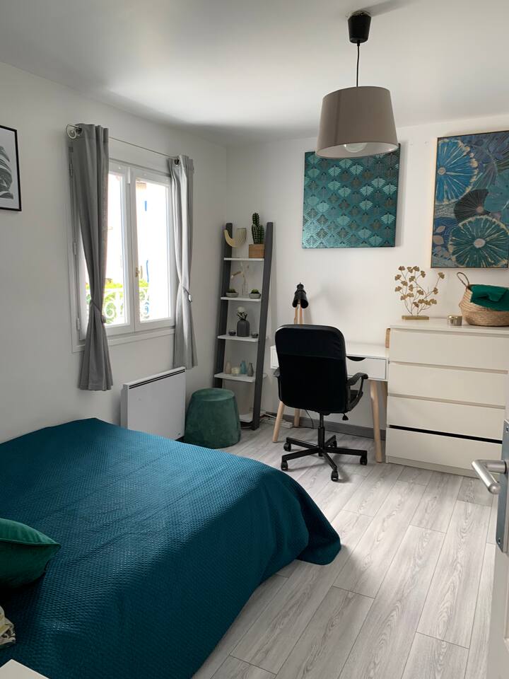 Bedroom (double bed) in House near Paris